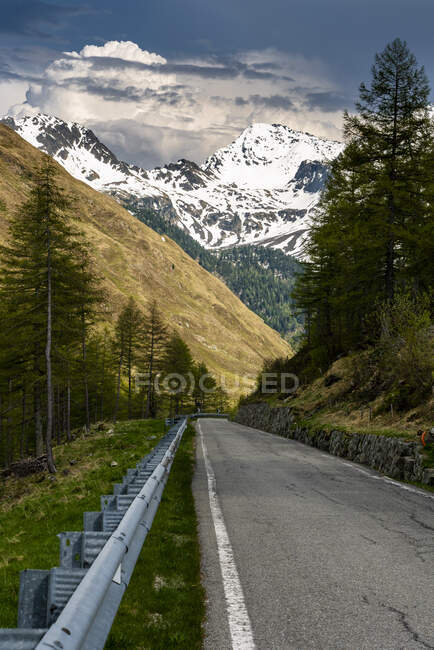 Camino de paso de montaña en Penser Joch, Alpes, Alto Adige, Italia - foto de stock