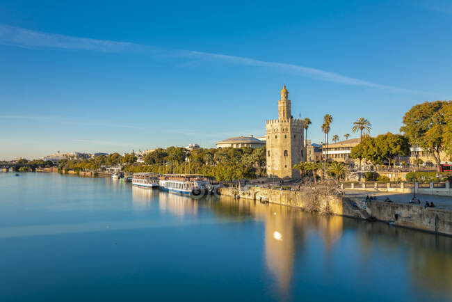 Larga exposición de Torre del oro en el río Guadalquivir, Sevilla, España - foto de stock