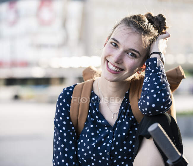 Retrato de jovem sorridente com scooter — Fotografia de Stock