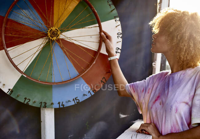 Femme tournant roue de fortune — Photo de stock