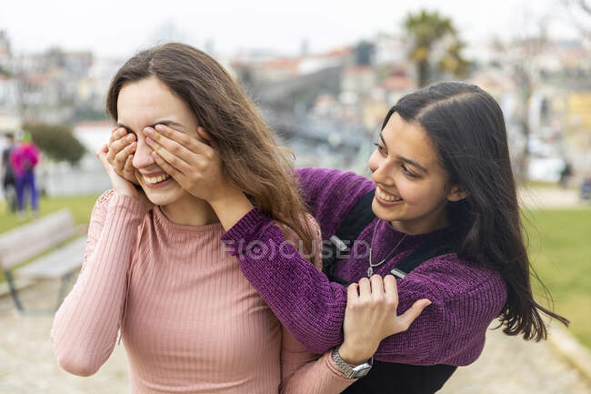 Dos mujeres jóvenes divirtiéndose en la ciudad, Porto, Portugal - foto de stock