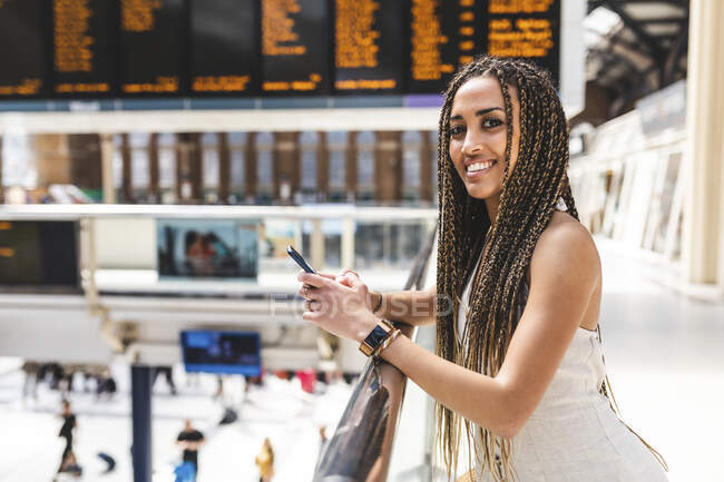 Portrait de jeune femme heureuse à la gare, Londres, Royaume-Uni — Photo de stock