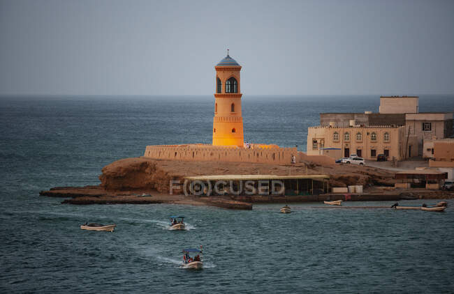 Маяк Sur Lighthouse увечері, Сур, Оман — стокове фото