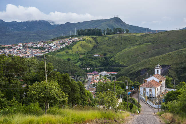 Montañas en la ciudad colonial de Ouro Preto, Minas Gerais, Brasil - foto de stock