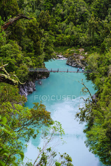 Pont tournant au-dessus de l'eau turquoise dans la gorge de Hokitika, île du Sud, Nouvelle-Zélande — Photo de stock