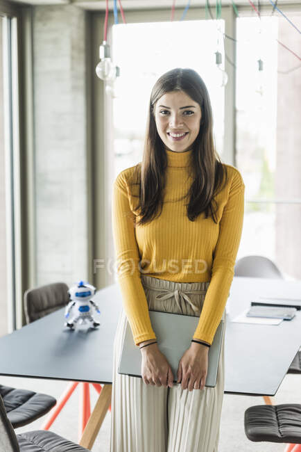 Portrait d'une jeune femme d'affaires confiante en fonction — Photo de stock
