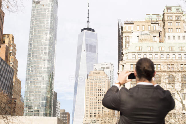Погляд людини на фотографію зі смартфоном (Нью - Йорк, США). — стокове фото
