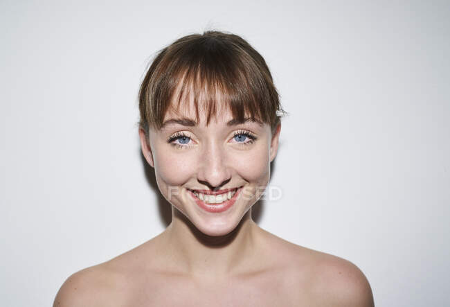 Портрет усміхненої молодої жінки блакитними очима. — стокове фото