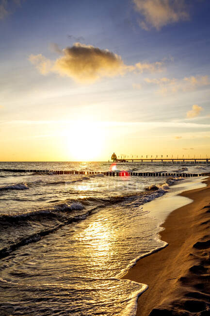 View to sea bridge and dive gondola at sunset, Zingst, Germany — Foto stock