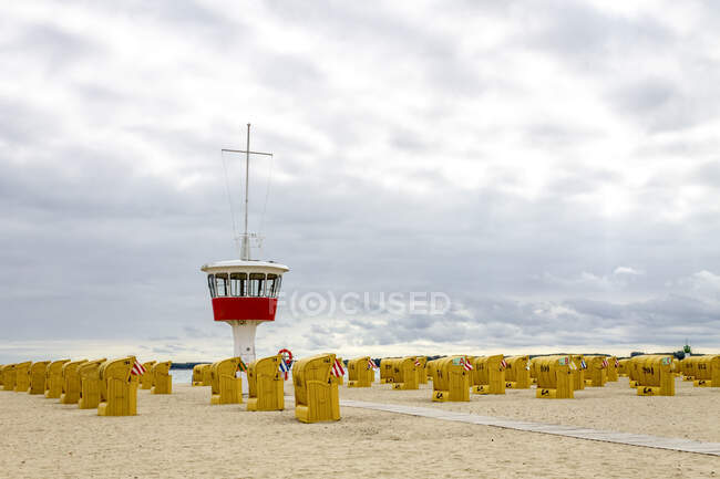 View to beach with hooded beach chairs and attendant's tower, Luebeck Travemuende, Germany — Stock Photo