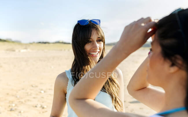 Due amiche felici sulla spiaggia — Foto stock