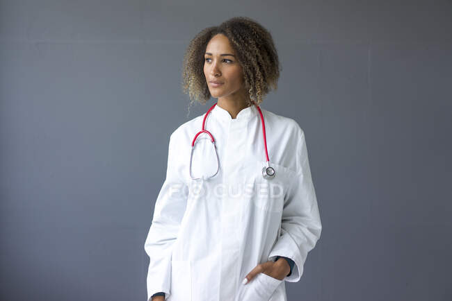 Retrato de médico joven con estetoscopio - foto de stock