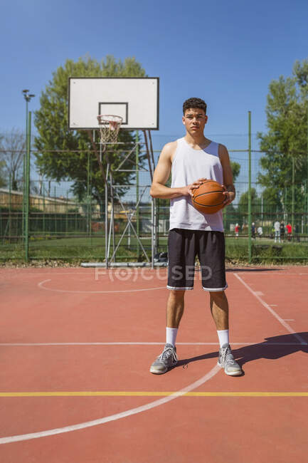 Jovem jogando basquete — Fotografia de Stock