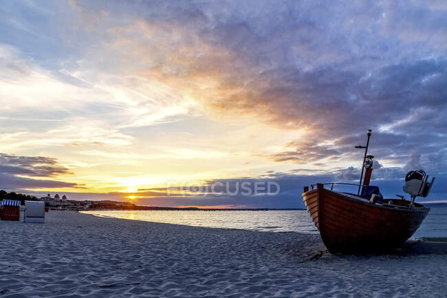 Boat on the beach at twilight, Binz, Ruegen, Germany — Stock Photo