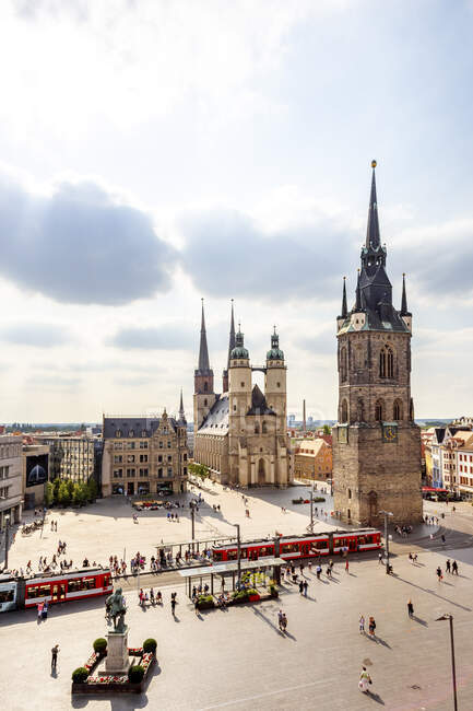 Вид на Рыночную площадь с Красной башней и Рыночной церковью, Озил, Германия — стоковое фото