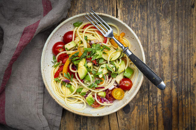 Spaghetti with grilled vegetables, paprika, zucchini, avocado, tomato, coriander — Stock Photo