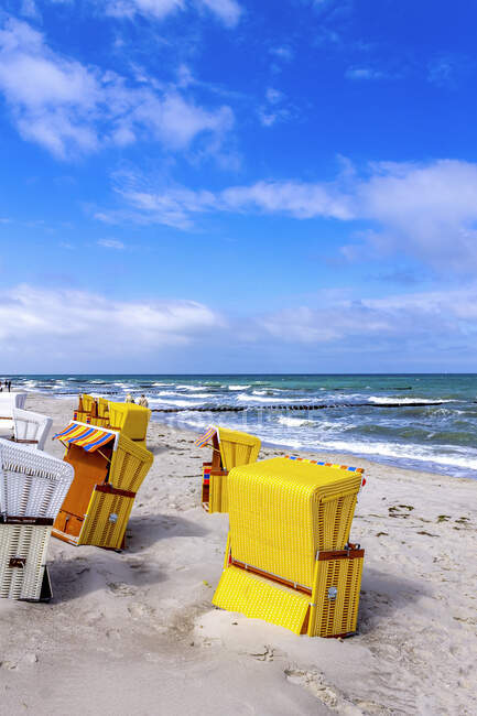 View to the beach with hooded beach chairs, Ahrenshoop, Germany - foto de stock
