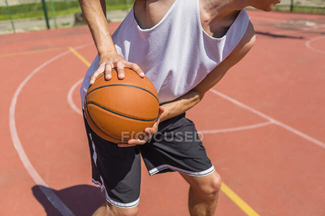Молодой человек играет в баскетбол — стоковое фото