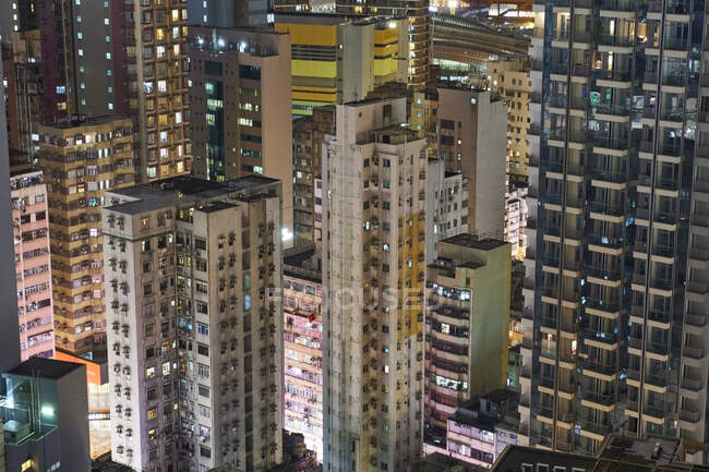 Torres de apartamentos iluminadas, Kowloon, Hong Kong, China - foto de stock