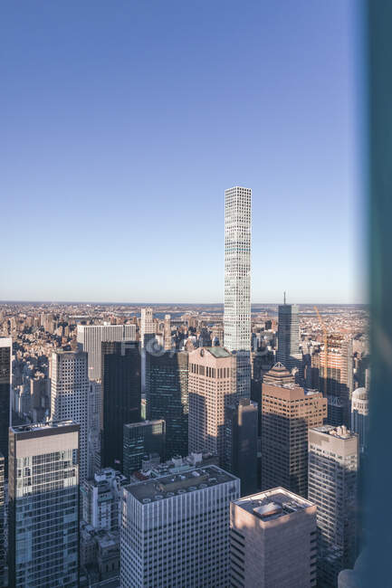 Skyline à l'heure bleue avec 432 Park Avenue gratte-ciel, Manhattan, New York, États-Unis — Photo de stock