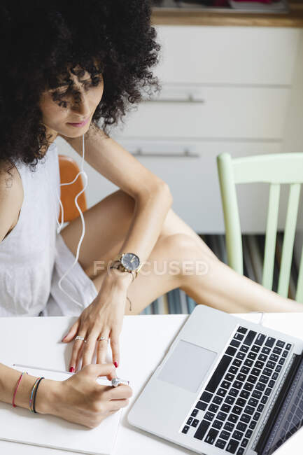 Giovane donna che studia con il suo portatile — Foto stock