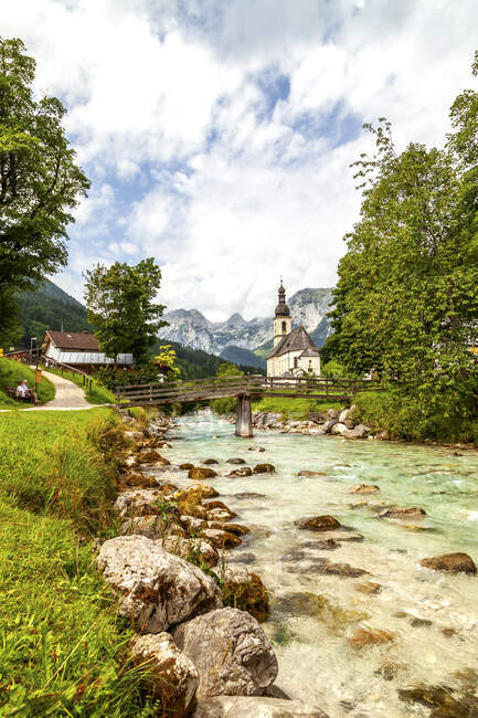 Parish church of St Sebastian with Reiteralpe mountain in the background, Ramsau, Germany — Stock Photo