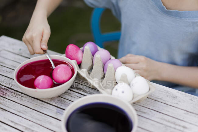 Close-up de menina tingimento ovos de Páscoa no jardim — Fotografia de Stock