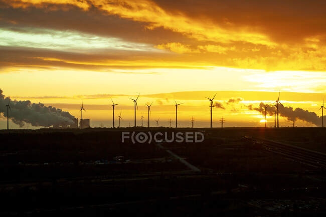Garzweiler extraction de charbon brun au lever du soleil avec parc éolien en arrière-plan, Juechen, Allemagne — Photo de stock