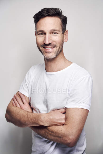 Retrato del hombre con camiseta blanca - foto de stock