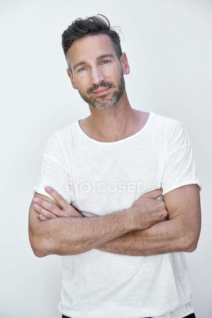 Portrait of mature man with crossed arms — Stock Photo