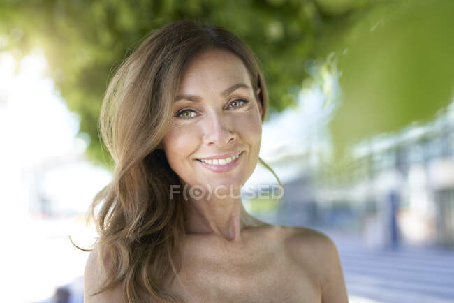 Porträt einer reifen Frau, Baum im Hintergrund — Stockfoto