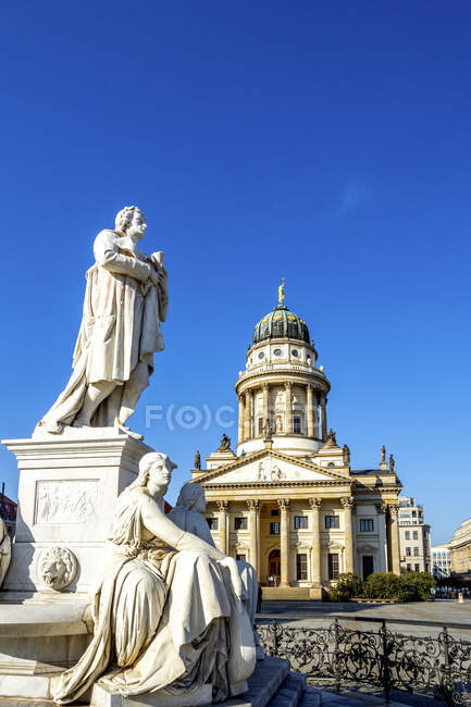 View to French Cathedral with Schiller Monument in the foreground, Gendarmenmarkt, Berlin, Germany — Foto stock