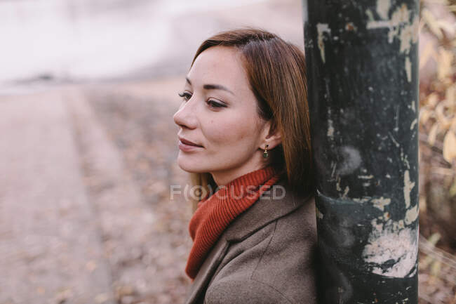 Ritratto di donna rilassata in autunno — Foto stock