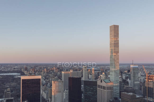 Skyline на закате с небоскребом 432 Park Avenue, Манхэттен, Нью-Йорк, США — стоковое фото