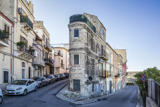 Enges Haus in einer Kurve, Ragusa, Sizilien, Italien — Stockfoto