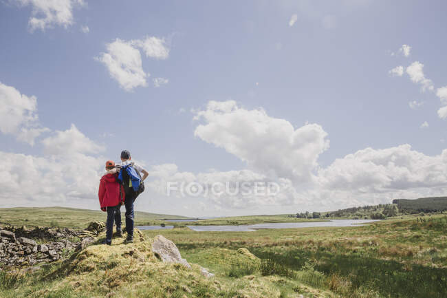Retrovisore di due fratelli che guardano alla vista, Cairngorms, Scozia, Regno Unito — Foto stock