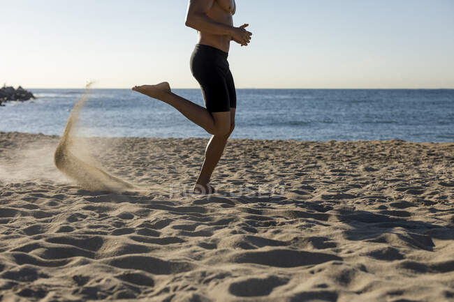 Uomo scalzo che fa jogging sulla spiaggia — Foto stock