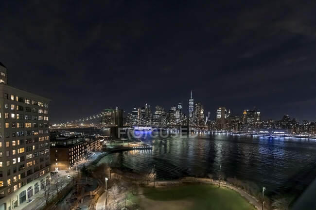 Скайлайн вночі, Манхеттен, Нью-Йорк, США — стокове фото
