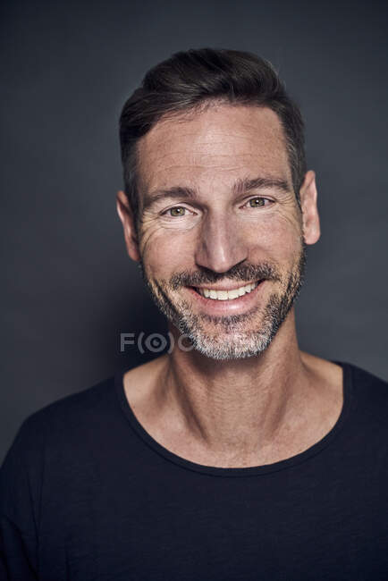 Retrato de hombre maduro sonriente - foto de stock