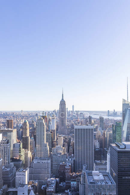 Skyline a la hora azul, Manhattan, Nueva York, EE.UU. - foto de stock