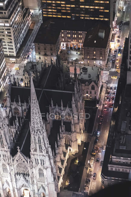 Vista dall'alto della strada e della Cattedrale di San Patrizio di notte, Manhattan, New York, USA — Foto stock