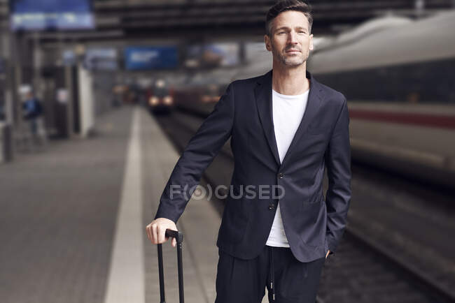 Uomo maturo con carrello in stazione — Foto stock