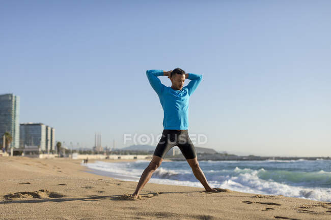 Homem fazendo exercícios na praia — Fotografia de Stock