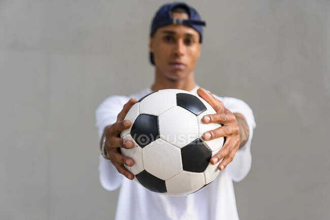 Les mains du jeune homme tenant le football, gros plan — Photo de stock