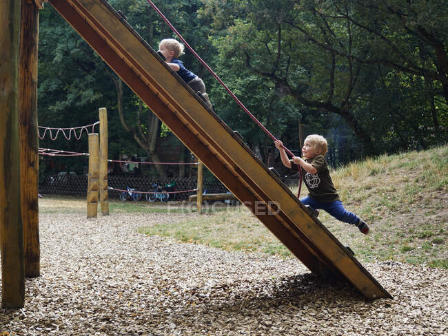 Attrezzature per parchi giochi - Foto stock, immagini royalty free ...