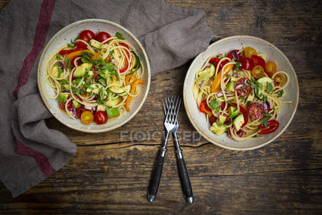 Spaghetti con verdure alla griglia, paprika, zucchine, avocado, pomodoro, coriandolo — Foto stock