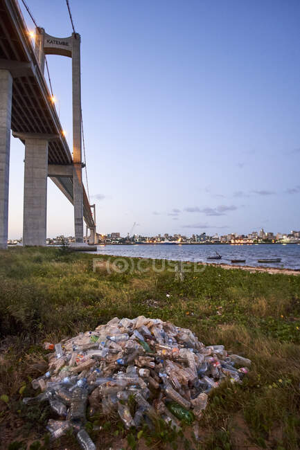 Количество пластиковых бутылок рядом с мостом Катембе, Мапуту, Мозамбик — стоковое фото