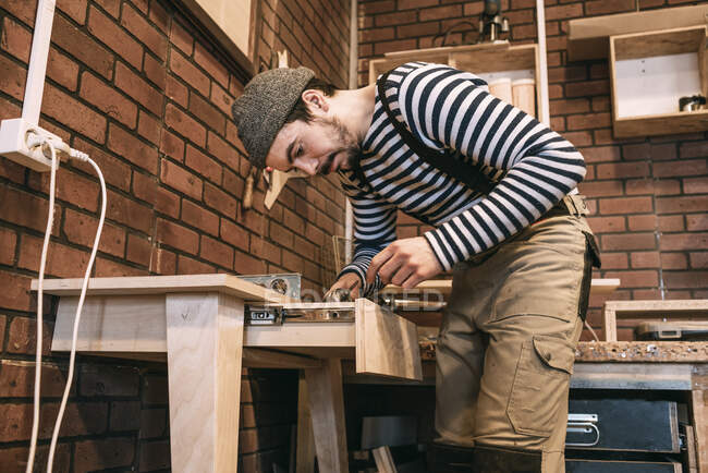 Falegname al lavoro nel laboratorio — Foto stock