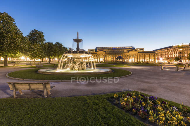 Palace square with fountain in front of Koenigsbau at dusk, Stuttgart, Germany — Stock Photo