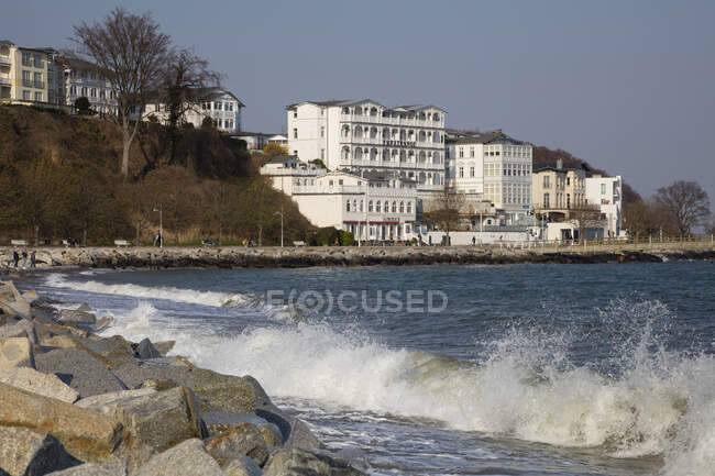 Casas residenciales en la playa, Sellin, Ruegen, Alemania - foto de stock